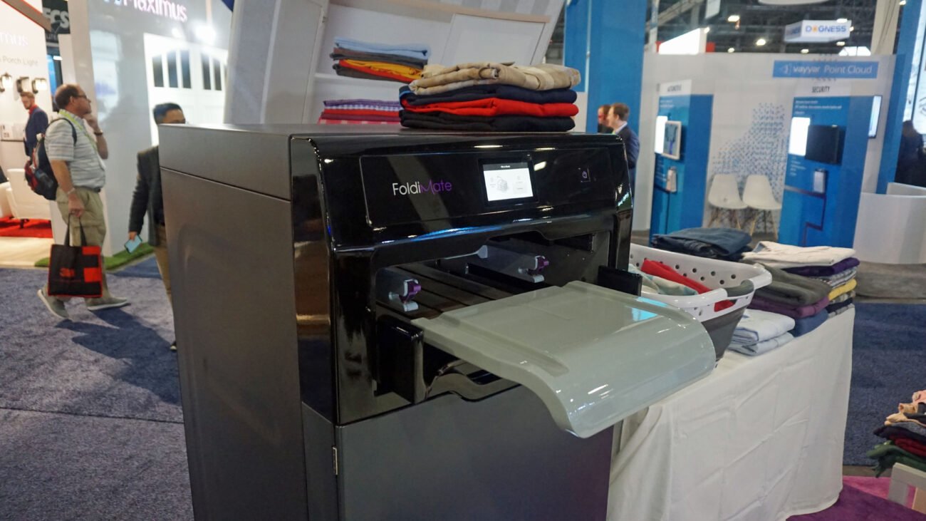 Illustration of the FoldiMate machine with perfectly folded garments, a concrete demonstration of its efficiency and precision. An intelligent solution that combines cutting-edge technology and impeccable results for everyday use.